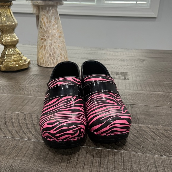 SANITA STRIPED PINK AND BLACK CANCER RIBBON NURSE SHOES CLOGS - Picture 2 of 8